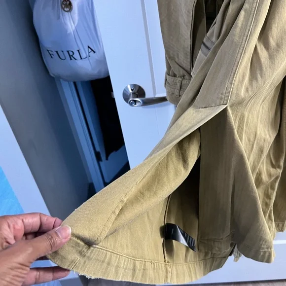 FREE PEOPLE TAN TRENCH COAT… SIZE MEDIUM… OVERSIZED FIT… EXCELLENT LIKE NEW…